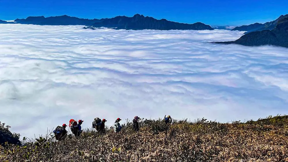 Trekking Tà Chì Nhù 2N3Đ – Chơi vơi giữa mây trời