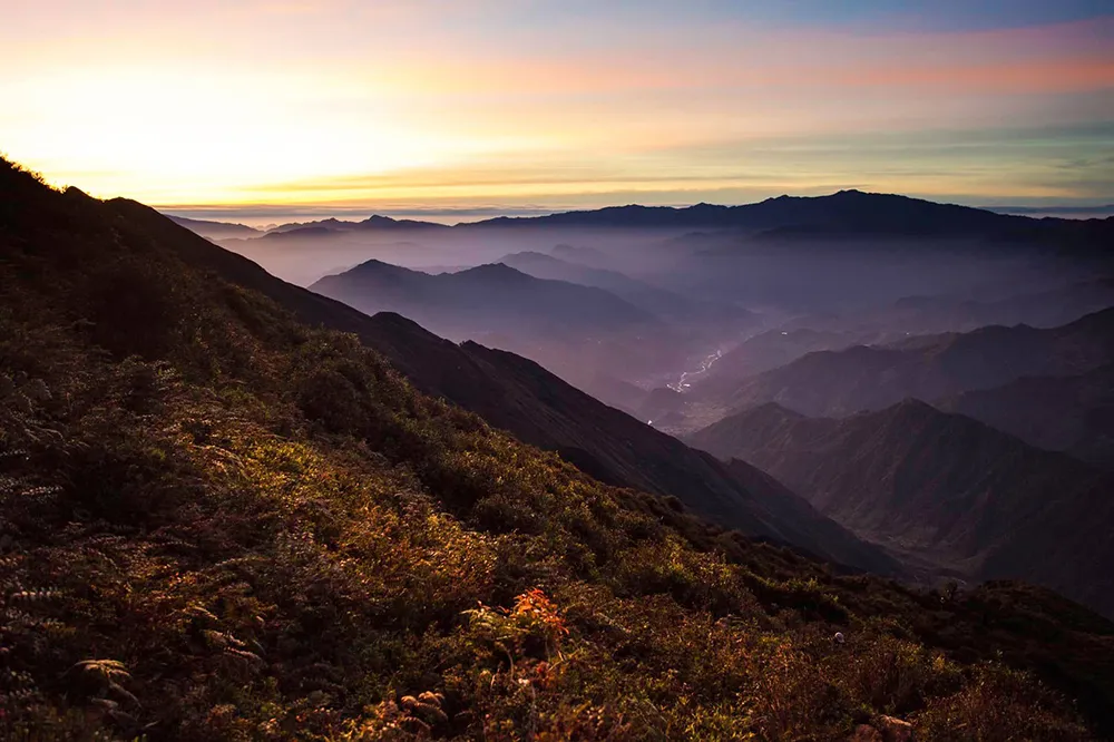 Trekking Tà Chì Nhù 2N3Đ – Chơi vơi giữa mây trời