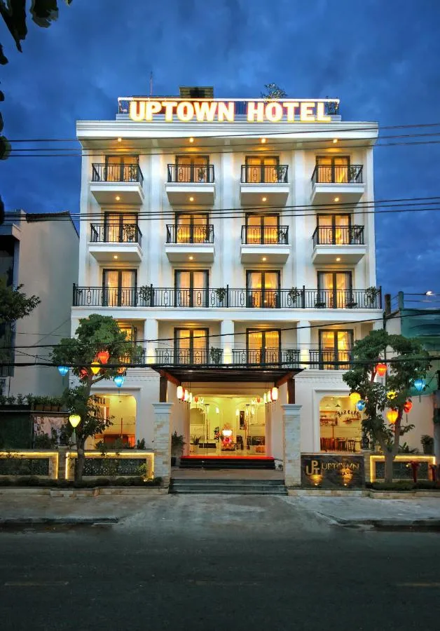 Uptown Hoi An Hotel – Sở hữu hồ bơi tuyệt đẹp trên sân thượng khiến bạn phải choáng ngợp