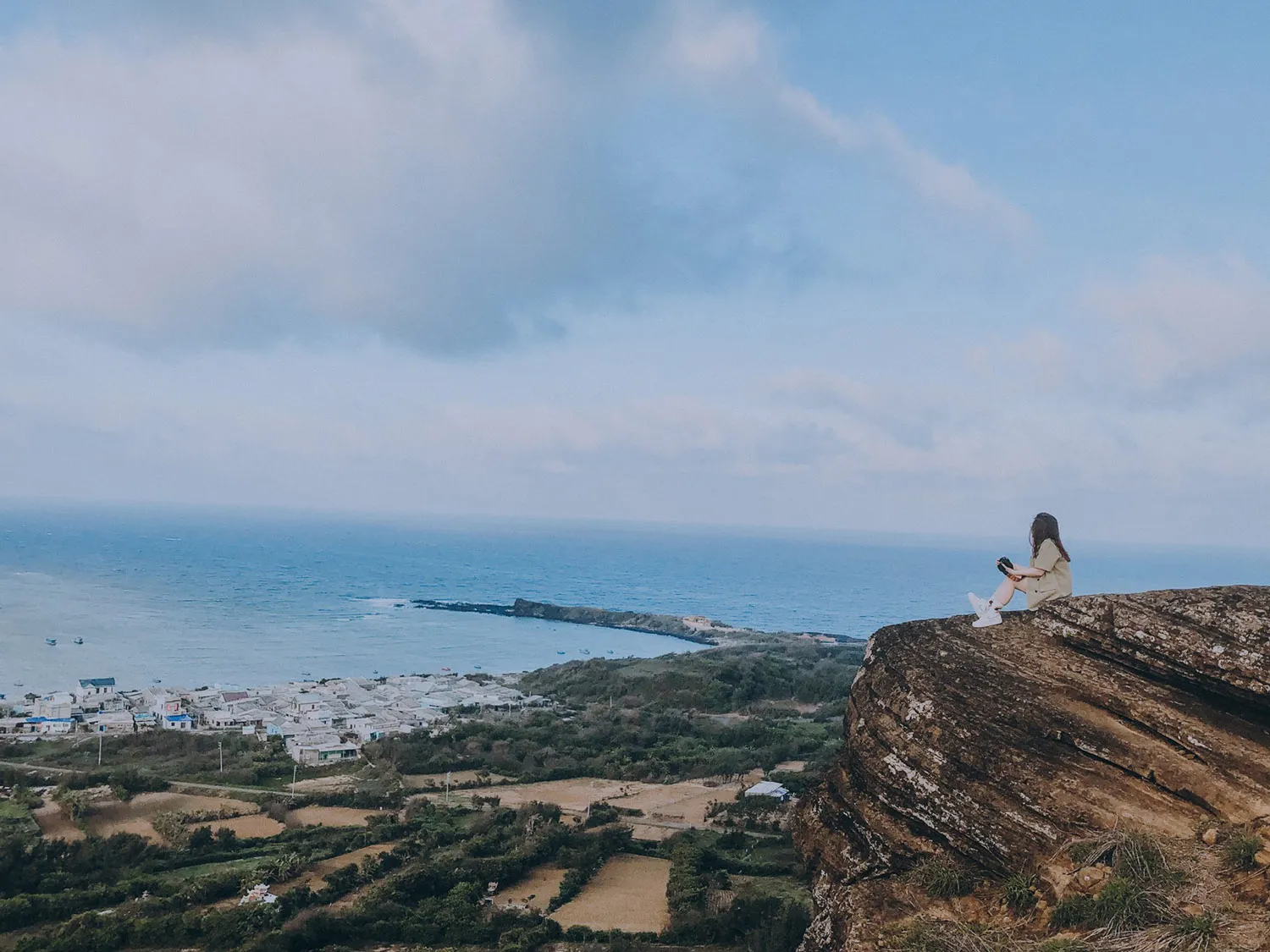 Vách đá dựng đứng ở núi Cao Cát, địa điểm sống ảo có một không hai