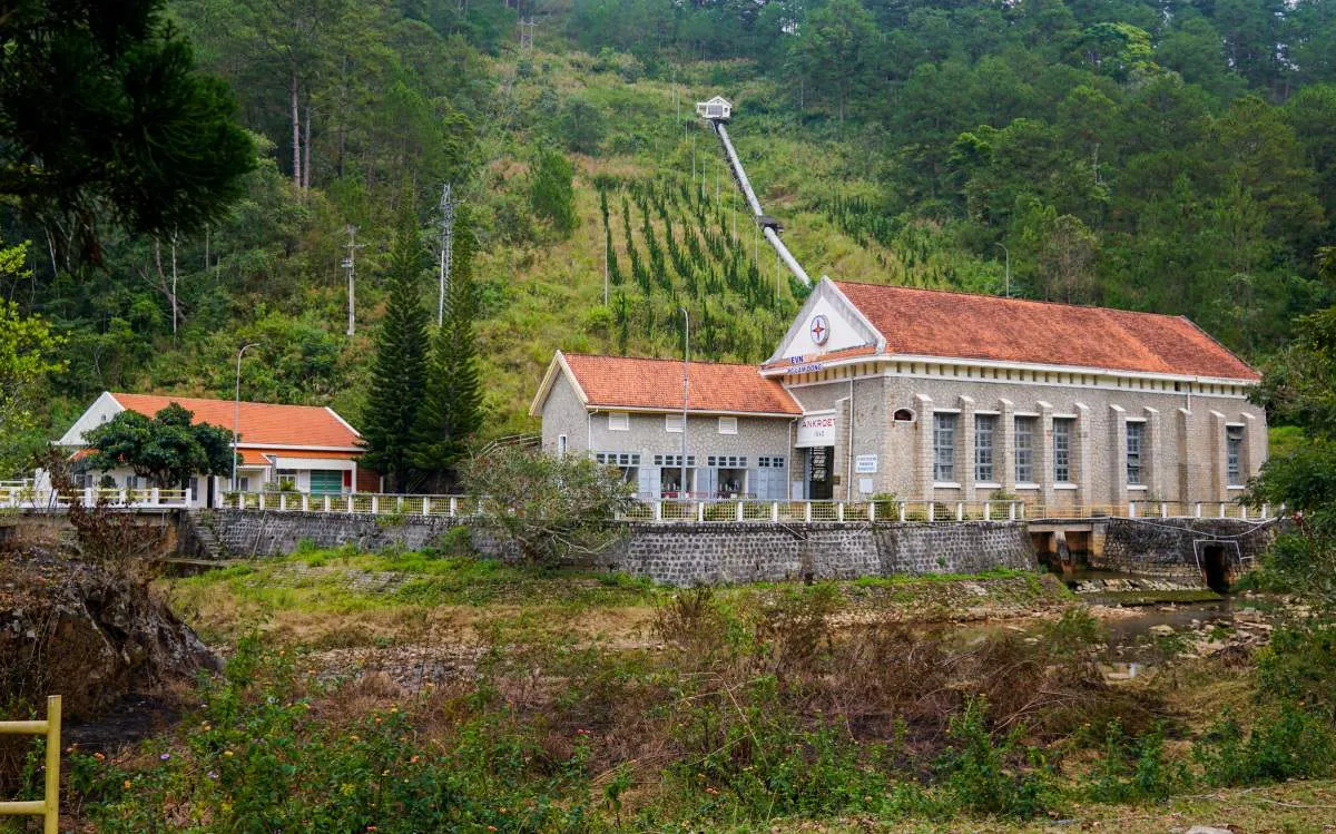 Về thăm hồ Suối Vàng Đà Lạt với khung cảnh nên thơ trong chiều mây lãng đãng