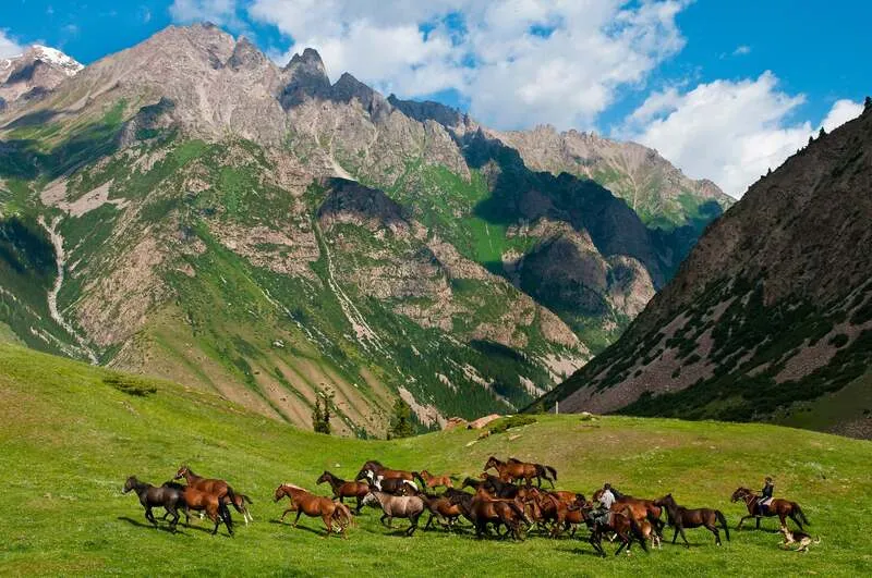 Vén màn Kyrgyzstan, khám phá miền đất hoang sơ ở Trung Á