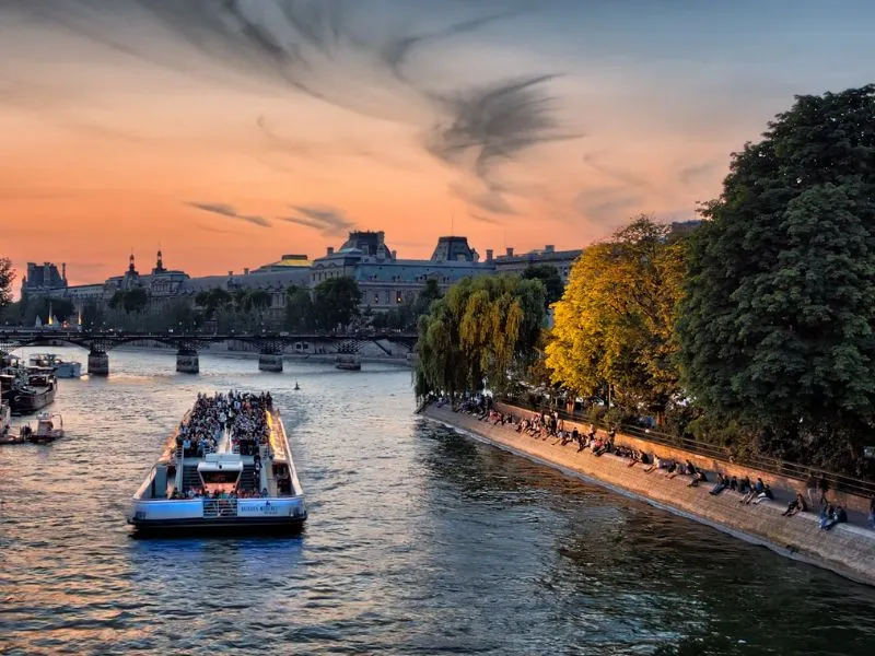 Vi vu trên dòng sông Seine thơ mộng giữa kinh đô Paris