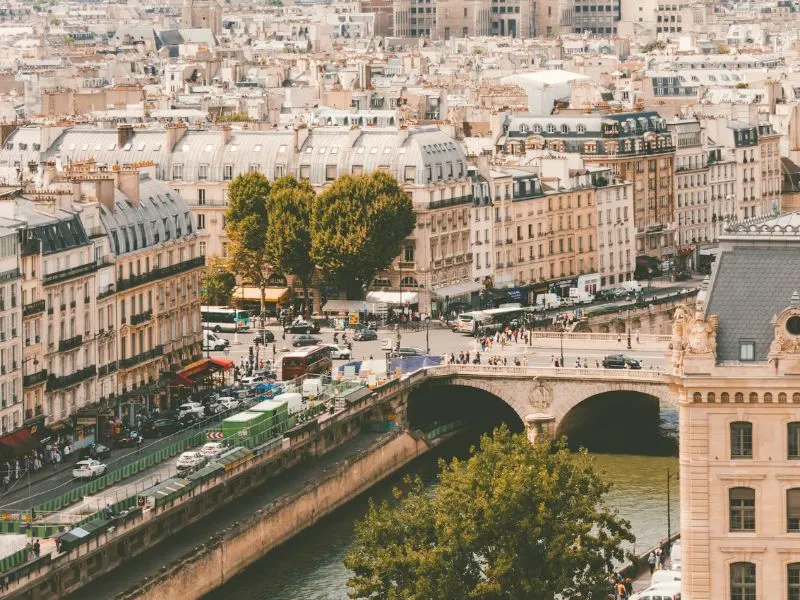 Vi vu trên dòng sông Seine thơ mộng giữa kinh đô Paris