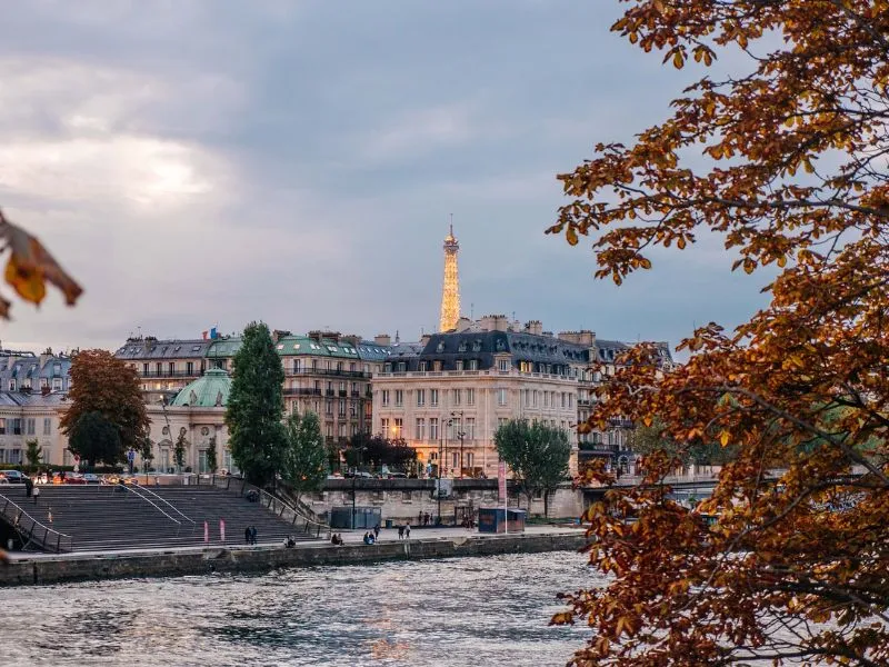 Vi vu trên dòng sông Seine thơ mộng giữa kinh đô Paris