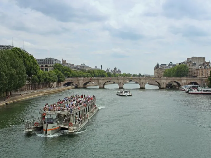 Vi vu trên dòng sông Seine thơ mộng giữa kinh đô Paris