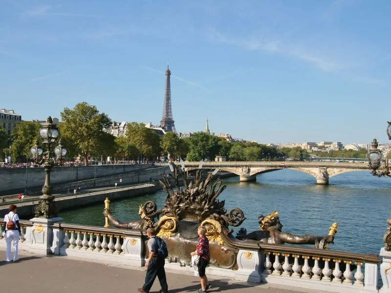 Vi vu trên dòng sông Seine thơ mộng giữa kinh đô Paris