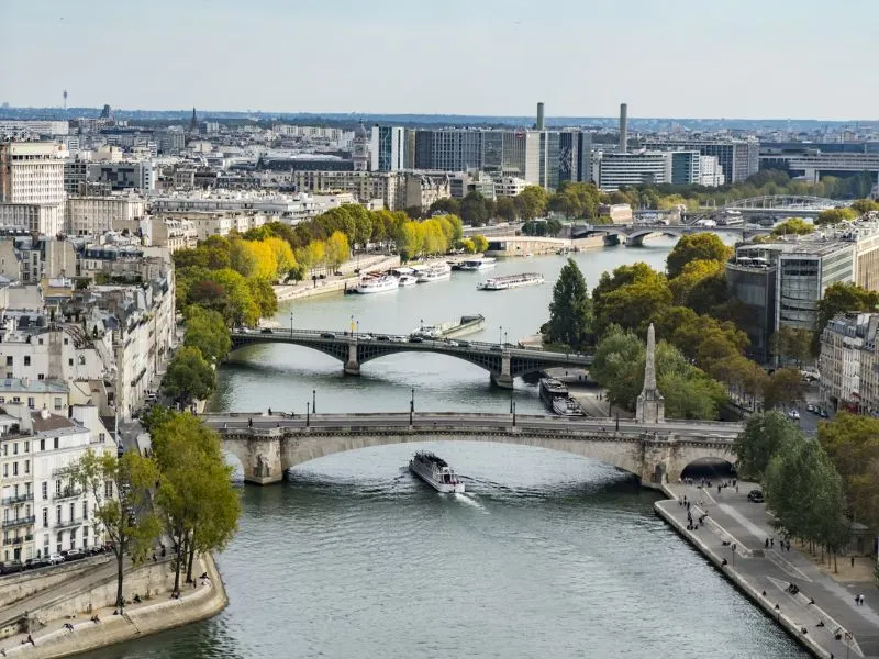 Vi vu trên dòng sông Seine thơ mộng giữa kinh đô Paris