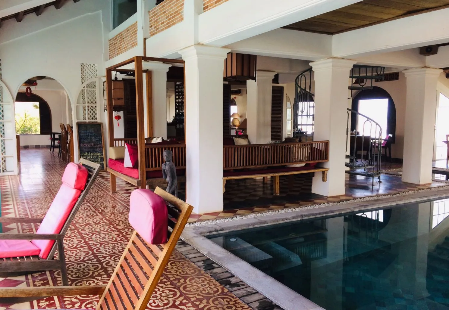 Villa Louise Hue Beach Boutique, kiến trúc cổ ẩn mình bên bờ biển xanh