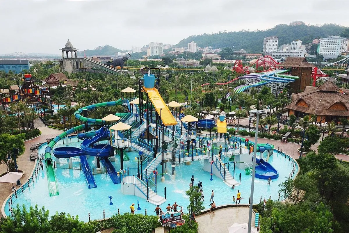 Vui hết nấc tại Typhoon Water Park, thổi bay cái nóng ngày hè Hạ Long