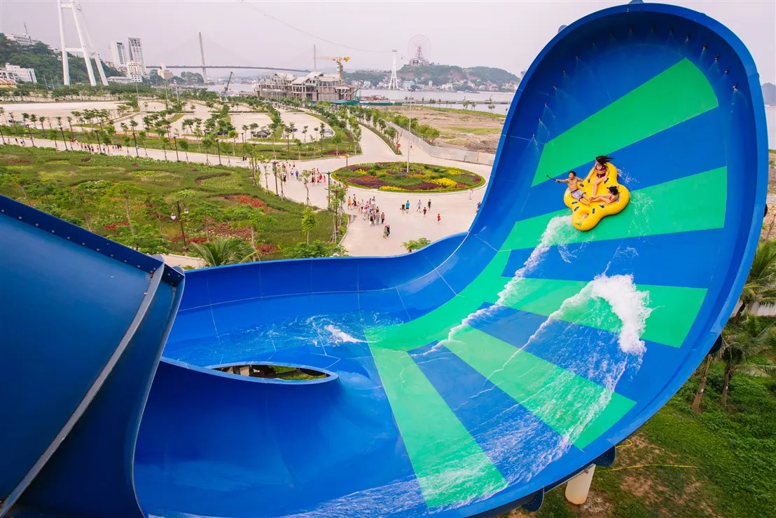 Vui hết nấc tại Typhoon Water Park, thổi bay cái nóng ngày hè Hạ Long