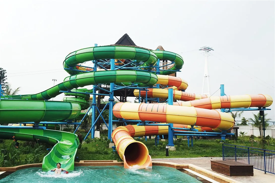 Vui hết nấc tại Typhoon Water Park, thổi bay cái nóng ngày hè Hạ Long