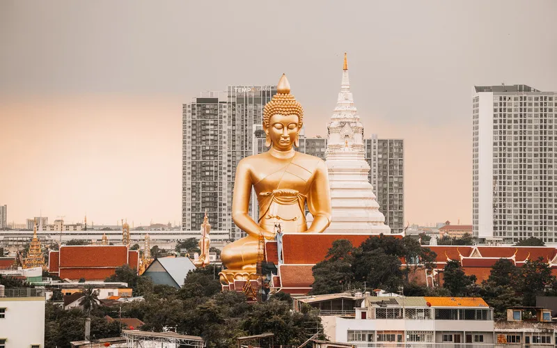 Wat Paknam Bhasicharoen uy nghi sừng sững giữa lòng Bangkok Thái Lan