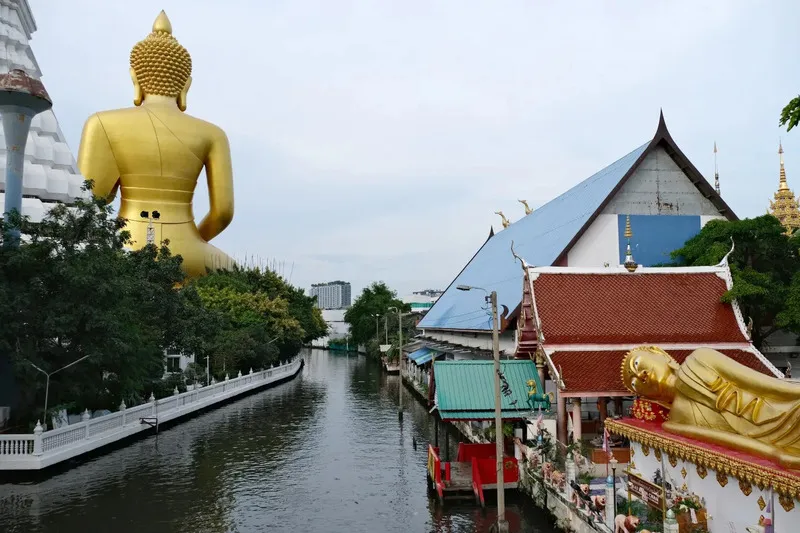 Wat Paknam Bhasicharoen uy nghi sừng sững giữa lòng Bangkok Thái Lan