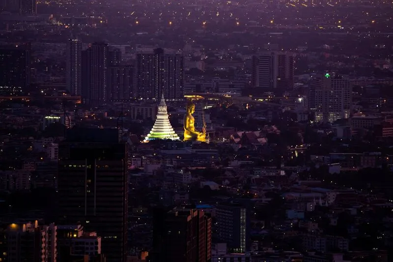 Wat Paknam Bhasicharoen uy nghi sừng sững giữa lòng Bangkok Thái Lan