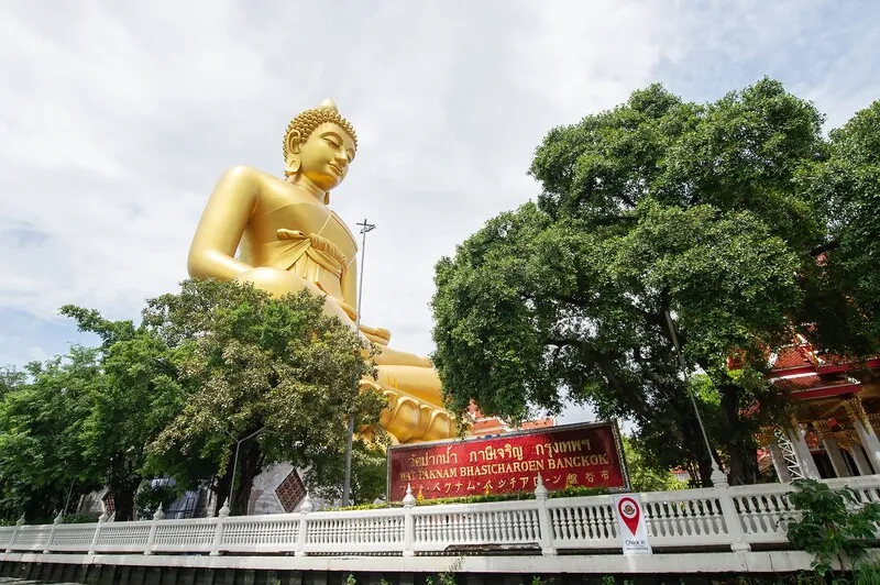 Wat Paknam Bhasicharoen uy nghi sừng sững giữa lòng Bangkok Thái Lan