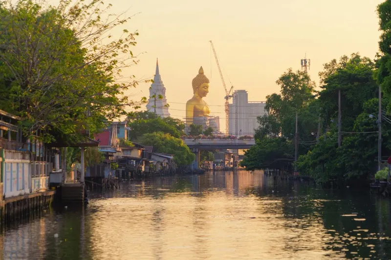 Wat Paknam Bhasicharoen uy nghi sừng sững giữa lòng Bangkok Thái Lan