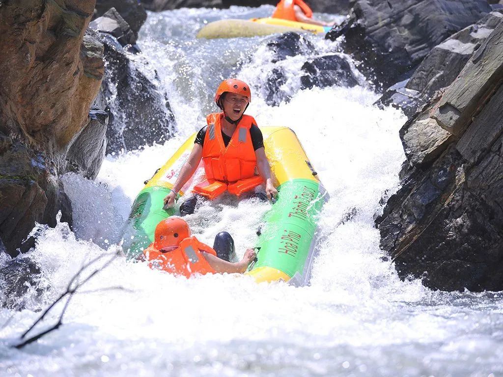 Xõa banh nóc với trải nghiệm trượt thác dài 3km thót tim ở Thác nước Hòa Phú Thành, Đà Nẵng