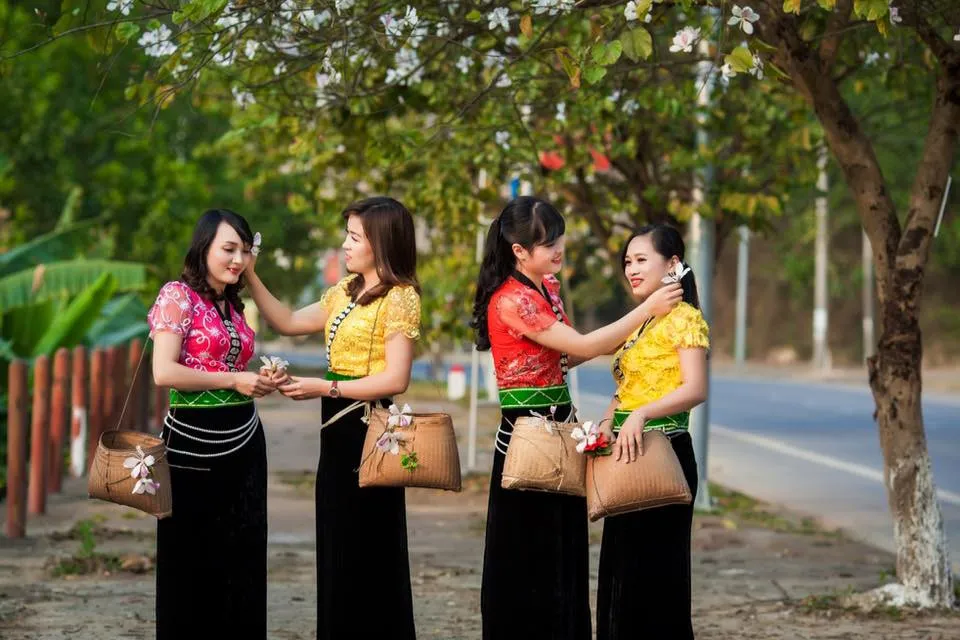 Xúng xính váy hoa đi tham gia Lễ hội Hoa Ban Mộc Châu đặc sắc tại Tây Bắc